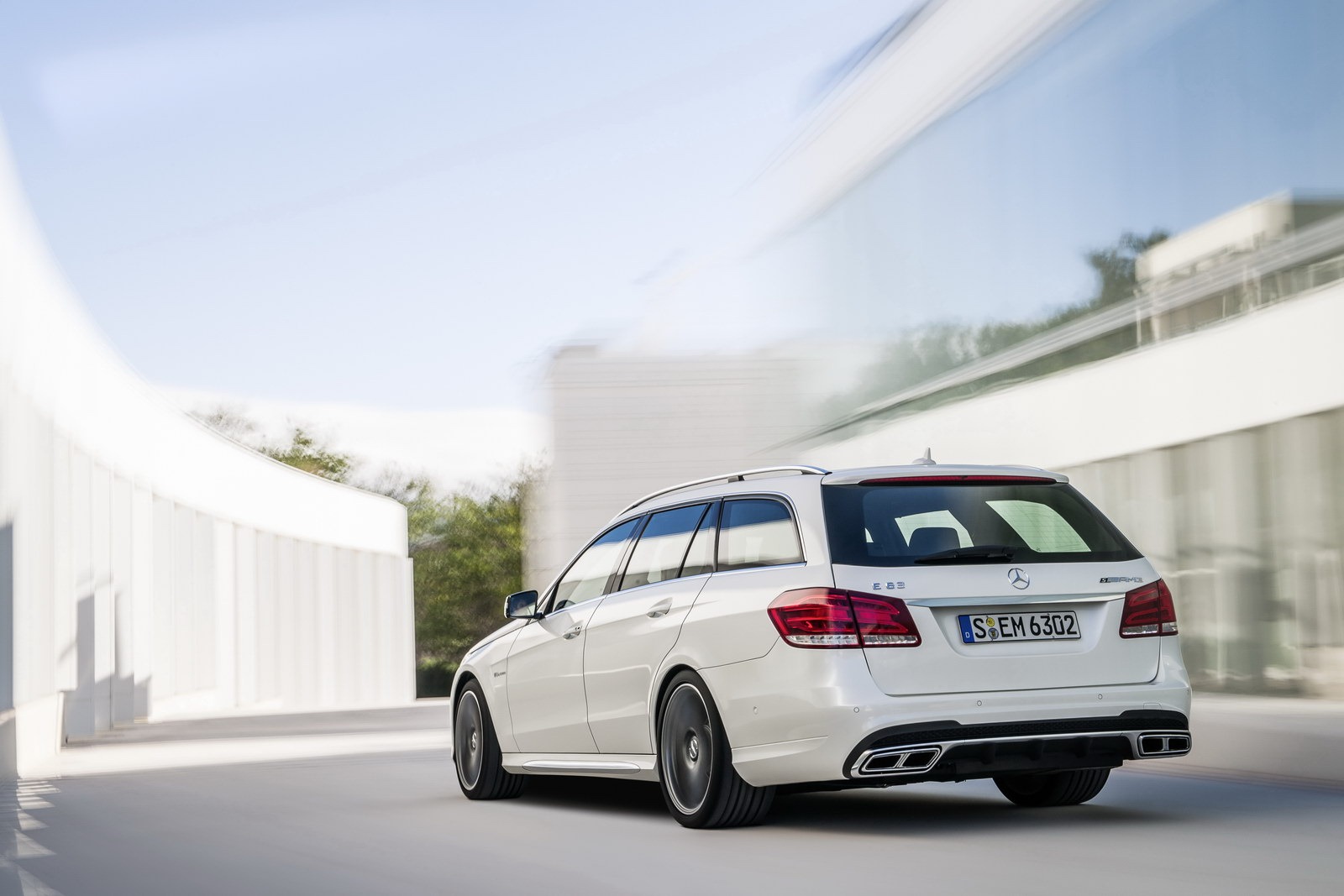 Mercedes-Benz-E-63-AMG-23[5].jpg