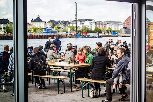 Udendørs borde ved Copenhagen Street Food - Mikkel Baekgaards Madblog