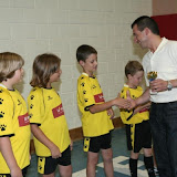 Alcalde entrega trofeos.
