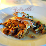 Queues de langoustines et girolles.