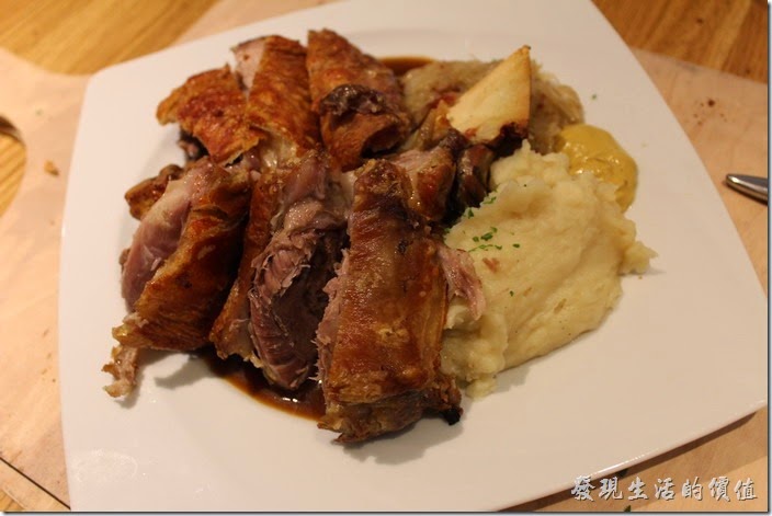 這就是溫德餐館的招牌【德國豬腳】，NT675份。外皮酥脆，不過我每次吃德國豬腳都覺得非常乾，必須要沾醬吃。