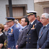 15.-presidencia en pié durante el izado