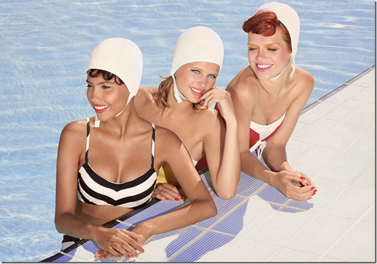 Большие девочки в бассейне  (BIG GIRLS by the pool)