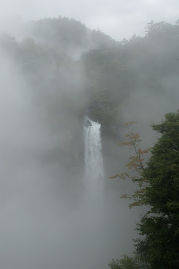 濃霧の華厳の滝