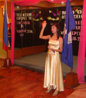 Maricris Siping signing the Philippine National Anthem