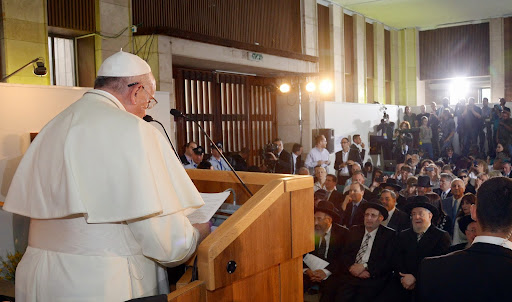 האפיפיור פרנציסקוס עם הרבנים הראשים בבית הכנסת הגדול בירושליםphoto by Haim Zach / GPO
