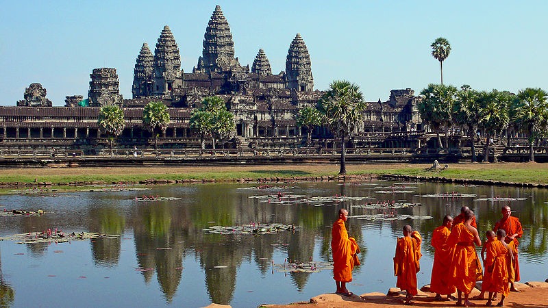 [800px-Buddhist_monks_in_front_of_the_Angkor_Wat%255B3%255D.jpg]