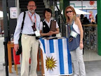 Ramón de Isequilla y Analía Suarez en la puerta del restaurant de Uruguay