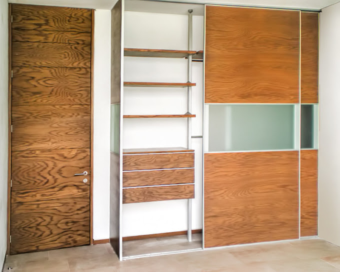 Closet Modular Status chapa de madera de encino igualado a carpinteria de obra puertas en aluminio y madera altuar 3 mts.