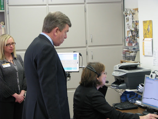 Congressman Roy Blunt looks at new technology for quadriplegics.
