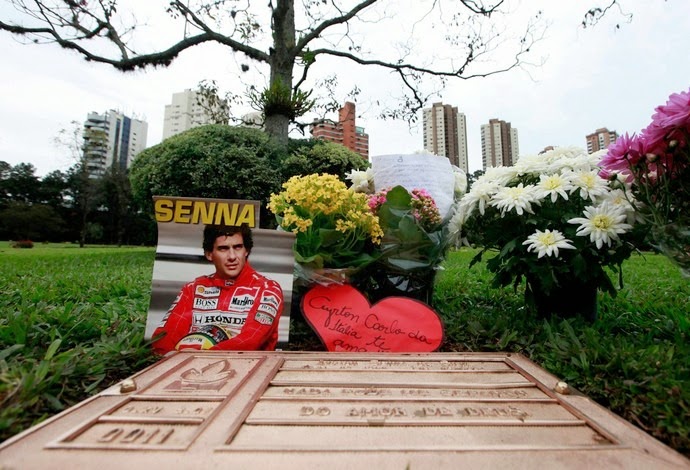 [flores_tumulo_ayrtonsenna_reu%255B3%255D.jpg]