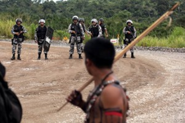 On 2 May 2013, some two hundred native Indians from eight ethnic groups entered the building site of the Belo Monte dam, on the Xingu River in Pará state, demanding government-held consultations, the suspension of construction on the Xingu, Tapajos, and Teles Pires rivers, and the withdrawal of troops from their land. The Belo Monte Construction Consortium (CCBM) said 3,000 of the 22,000 workers at the site were currently prevented from working. Photo: Ruy Sposati / Agência Raízes