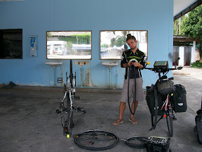 Thaïlande - Entre Bang Saphan et Khiri Khan - 4 crevaisons dans la même journée .... pour Audrey (record pulvérisé)