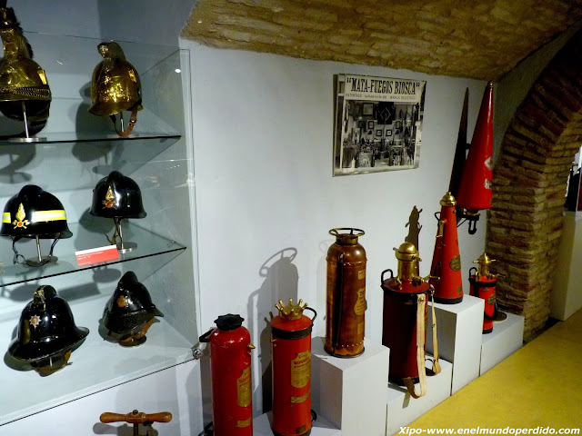 cascos-de-bomberos-y-extintores-viejos.JPG