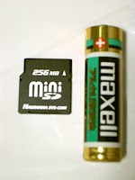 miniSDカードと単3乾電池