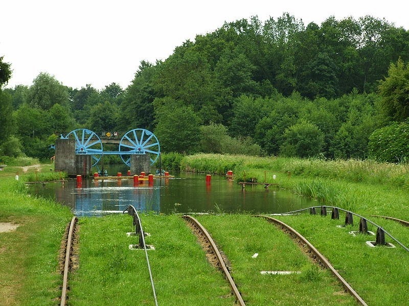 Thuyền di chuyển trên kênh Elblag-Ostroda ở Ba Lan. Elblag-canal-11%25255B2%25255D