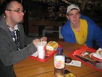 das letzte abendmahl ... edi  das übliche, lukas einen in österreich nicht existentiellen burger (mcdonalds versucht burgerking-geschmack nachzuahmen) und alex zwecks spritzgackn und bauchweh nur nen halben apfel mit wasser