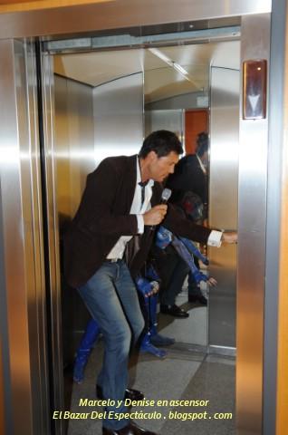 Marcelo y Denise en ascensor.JPG