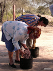 Zulema y Berna tiñendo lanas. Gentileza: Spazio Sumampa.