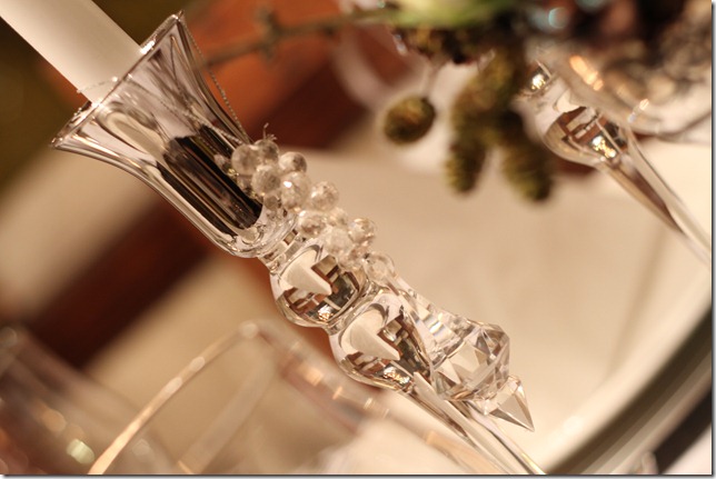 hvitt bord pyntet med sølv, kongler, diamanter og snø  IMG_0754