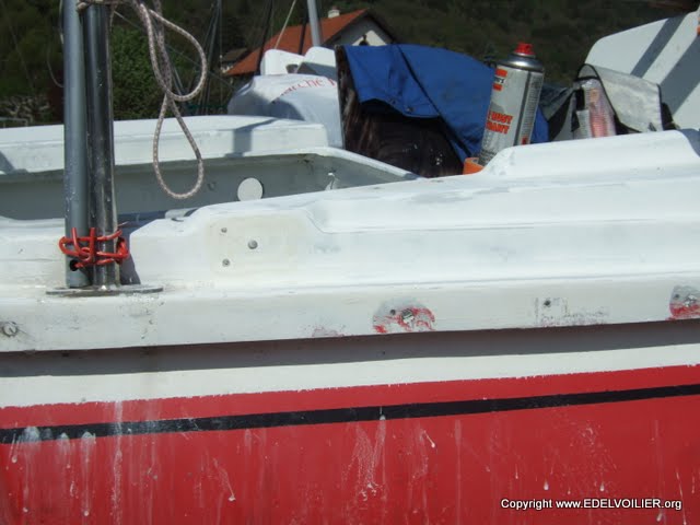 Poulie plat pont et chaumard enlevés pour poncer le pont correctement.