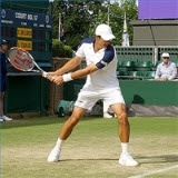 Backhand gesloten voetenstand en let op het raakpunt