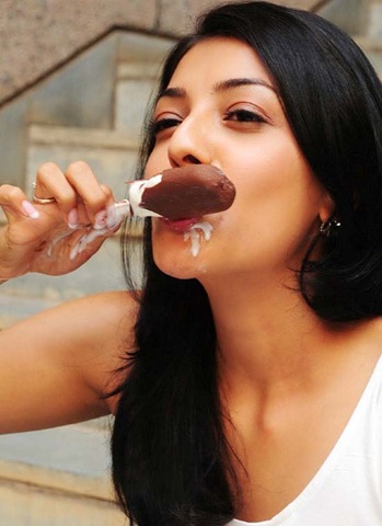 [Kajal%2520Agarwal%2520eating%2520choco%2520bar%255B7%255D.jpg]