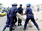  – Des policiers tentent de dégager le passage le 23/12/2011 à Kinshasa, lors d’une manifestation relative à la prestation de serment d’Etienne Tshisekedi. Radio Okapi/ph. John Bompengo