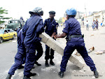Des policiers tentent de dégager le passage le 23/12/2011 à Kinshasa, lors d’une manifestation relative à la prestation de serment d’Etienne Tshisekedi. Radio Okapi/ph. John Bompengo