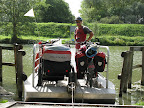 De fietsen passen net op het pontje.