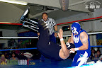 Rey Volcan throwing Fugitivo.