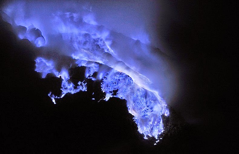 بركان ينفث لهباً أزرق كواه آيجن Kawah-ijen-5%255B12%255D