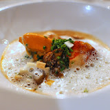 Civet de coquillages.
Moules, homard, couteau... le tout dans un fond de sauce puissant, quelques dés de céleri. Très bien !
