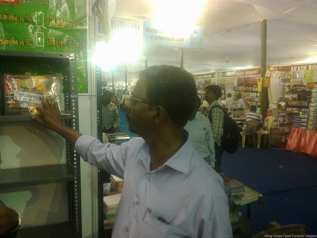 [CBF%2520Day%252005%2520Photo%252003%2520Stall%2520No%2520372%2520An%2520Old%2520ComiRade%2520Checking%2520on%2520The%2520Goodies%255B3%255D.jpg]
