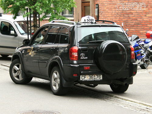 Taxi in Dubai: MW 745, Mercedes-Benz 600, Mercedes-Benz E240 Wagon, Porsche Cayenne, Porsche GTS, Toyota RAV4, Lamborghini
