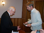 Poděkování po přednášce. Jan Šoltész a Jan Satke - bývalý a současný ev. farář v Přešticích.