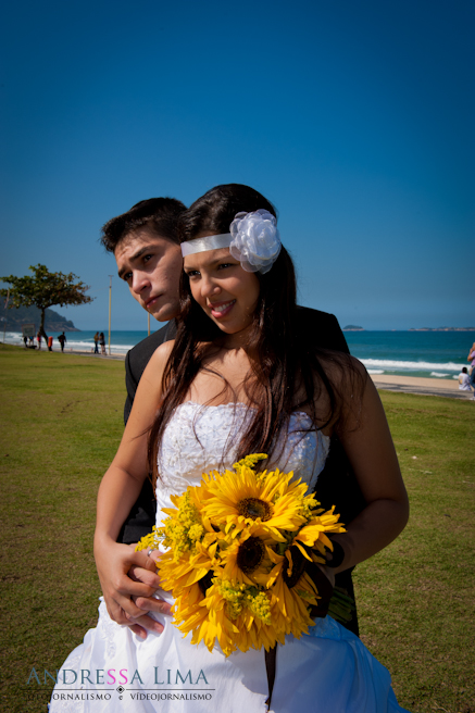 Fotos de Trash The Drass Caroline e Gabriel. Foto numero 2 do estudio L&D Producoes, do Rio de Janeiro, RJ. Andressa Lima e equipe fazem fotos de casamento (fotografias de casamentos), fotos de making-of (making of de noiva), fotos de eventos sociais, fotos de casal (ensaios fotograficos de e-session), videos de casamento (filmagem de casamentos), videos de making-of e videos de eventos sociais. Fotojornalismo e videojornalismo no Rio de Janeiro, RJ. Praia de São Conrado Trash The Drass Caroline e Gabriel fotos casamento rio janeiro fotografias casal rj foto eventos noiva ensaio fotografico decoraçao penteados engraçadas doces bodas