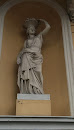 Frauenstatue mit Fruchtkorb