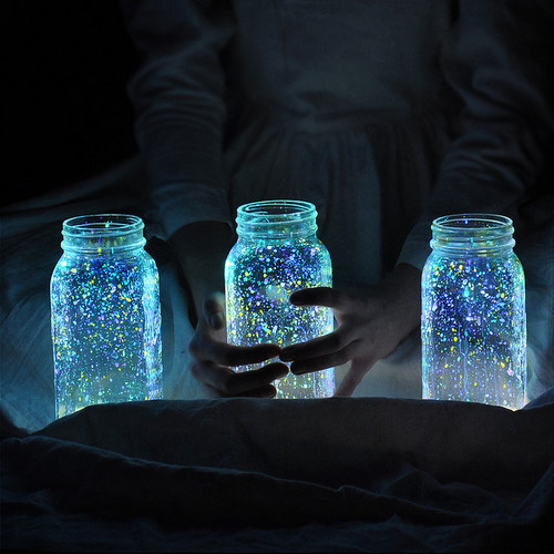 And if you flick the ends of the open glow sticks inside the jars, they'll sparkle! (www.curbly.com)