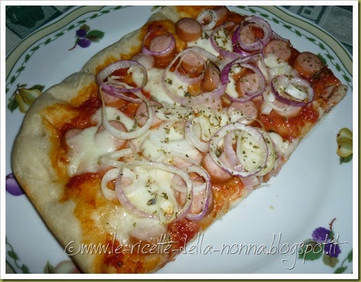 Pizza con wurstel e cipolla (8)
