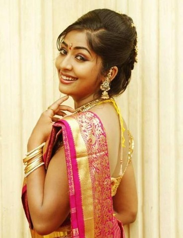 [navya-nair_in_saree%255B2%255D.jpg]