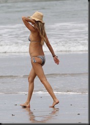 450856697_Gisele_Buendchen_Bikini_Candids_on_the_Beach_in_Costa_Rica_July_23_2012_03_123_164lo