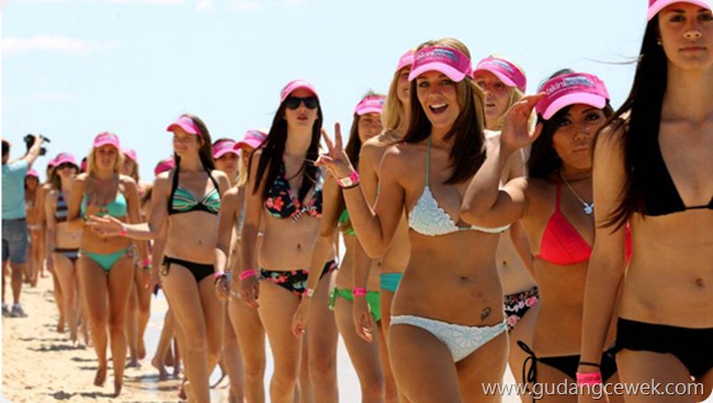 Parade Cewek Bikini Terpanjang di Dunia || gudangcewek.com