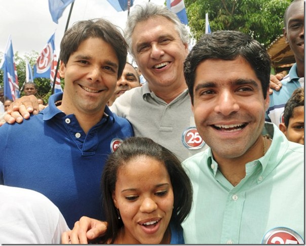 O Candidato a prefeitura de Salvador, ACM Neto(c) participa de caminhada no bairro de Valeria na manhã de hoje em Salvador.
Na foto ACM Neto com os Dep Federais Ronaldo Caiado(c) e Felipe Maia(RN) 
Foto - Valter Pontes/Coperphoto