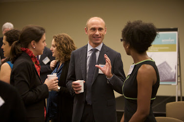 Steve Hurst, Managing Director of Accenture's New York Public Service Practice, talks with participants at a Leading Large Scale Change briefing on affordable housing, part of a series co-hosted by Accenture and RCLA.  Photo: Sam Hollenshead