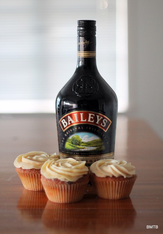 [Baileys%2520White%2520Chocolate%2520Cupcakes%2520by%2520Baking%2520Makes%2520Things%2520Better%2520%25283%2529%255B5%255D.jpg]