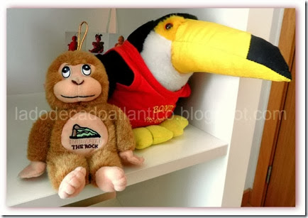 Elliot & Tuca Imagem de um macaquinho e um tucano de pelúcia