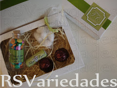 Caixa especial 1 
    : R$ 3,00 unid vazia (min. 20 unids). 
    : R$14,00 unid (min. 14 unids). 
    : Medidas - 16x12x3,5 cm. 
    : Conteúdo - vidrinho com confeti, 2 trufas, balinha personalizada, saquinho contendo 5 amêndoas.