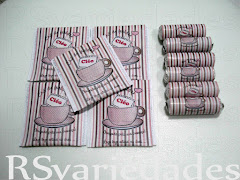 1- Sachê de chá
    : R$1,50 unid (min.40 unids).
     : Cento= R$135,00.
    : Sabores camomila, erva-cidreira ou chá preto.
    : Pode-se optar na escolha de mais de um sabor (min. 20 unids por sabor).
    : Personalização feita através de etiqueta personalizada e não por impressão na embalagem. O sachê já vem com o saquinho dentro.
     : Criamos uma etiqueta personalizada que colamos por cima de um sachê comum que encontramos no supermercado do tipo que já vem lacradinho na lateral.
     : Assim o conteúdo fica preservado. 
    
    2- Balinha
    : R$1,20 unid (min. 40 unids).
     : Cento: R$110,00.
    : Pedidos em múltiplos de 20 (40, 60, 80, 100, etc.).
    : Utilizamos a balinha Mini-mentos 5 unids.