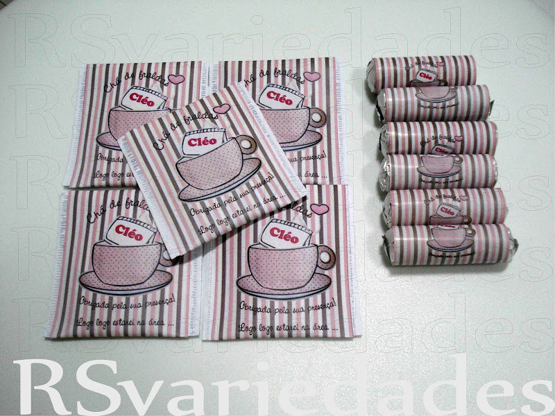 1- Sachê de chá: R$2,00 unid (min.30 unids).: Cento= R$180,00.: Sabores camomila, erva-cidreira ou chá preto.: Pode-se optar na escolha de mais de um sabor (min. 20 unids por sabor).: Personalização feita através de etiqueta personalizada e não por impressão na embalagem. O sachê já vem com o saquinho dentro.: Criamos uma etiqueta personalizada que colamos por cima de um sachê comum que encontramos no supermercado do tipo que já vem lacradinho na lateral. : Assim o conteúdo fica preservado. 2- Balinha: R$1,20 unid (min. 40 unids). : Cento: R$110,00.: Pedidos em múltiplos de 20 (40, 60, 80, 100, etc.).: Utilizamos a balinha Mini-mentos 5 unids.  festa cha de fraldas lembrancinha camomila bebe